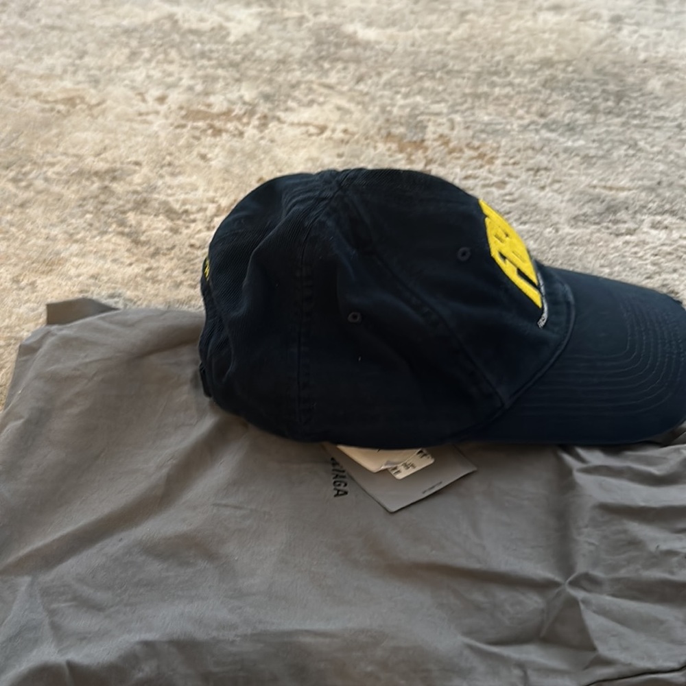 BALENCIAGA HAT - Picture 6 of 7
